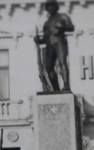 altes Foto - Ehrendenkmal Soldaten 1. Weltkrieg Bronzefigur Soldat - Ort ? Hotel