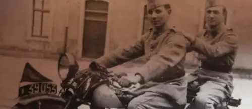 altes Foto frz. Soldaten mit Oldtimer Motorrad Peugeot - Le Royal Cambouis 1934