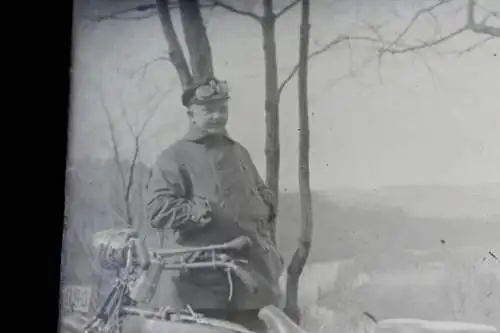 tolles altes Glasnegativ - Mann mit Oldtimer Motorrad Marke ??