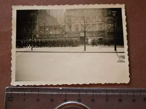 altes Foto - Soldaten marschieren durch die Stadt - Ort ??? - Dürninger Herrnhut