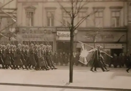 altes Foto - Soldaten marschieren durch die Stadt - Ort ??? - Dürninger Herrnhut