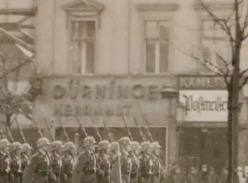 altes Foto - Soldaten marschieren durch die Stadt - Ort ??? - Dürninger Herrnhut
