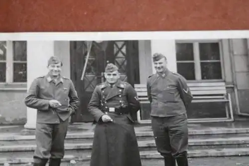 tolles altes Foto drei Soldaten Luftwaffe - Posen 1940