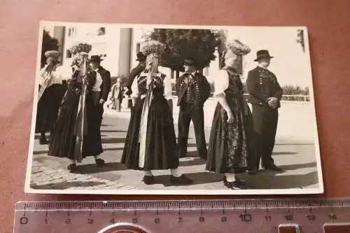 tolles altes Foto Männer und Frauen in alten Trachten - 1953