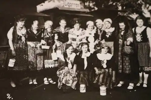 tolles altes Gruppenfoto  Frauen in Trachten - Johann Casimir Sammlung Coburg ??