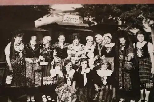 tolles altes Gruppenfoto  Frauen in Trachten - Johann Casimir Sammlung Coburg ??