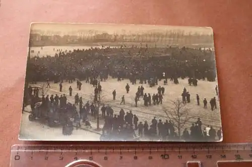 altes Foto -  Menschenmenge - Matrosen-Aufstand ?? 1919 - Fahnen 