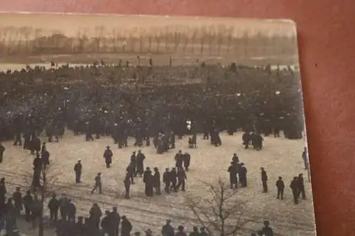 altes Foto -  Menschenmenge - Matrosen-Aufstand ?? 1919 - Fahnen 