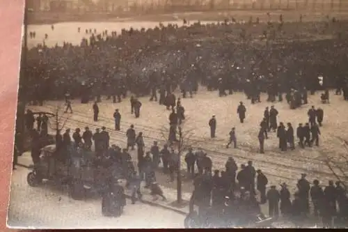 altes Foto -  Menschenmenge - Matrosen-Aufstand ?? 1919 - Fahnen 