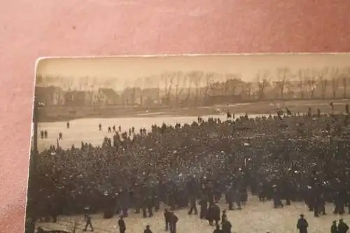 altes Foto -  Menschenmenge - Matrosen-Aufstand ?? 1919 - Fahnen 