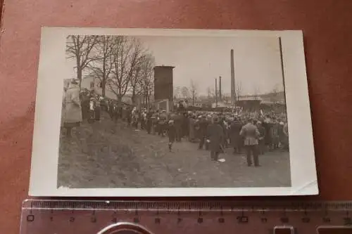 tolles altes Foto -  Veranstaltung Soldaten - Sportplatz, dahinter Fabrik Schorn