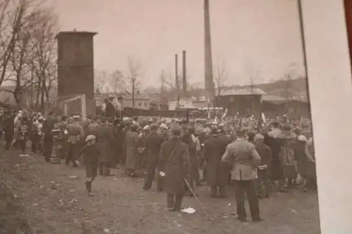 tolles altes Foto -  Veranstaltung Soldaten - Sportplatz, dahinter Fabrik Schorn