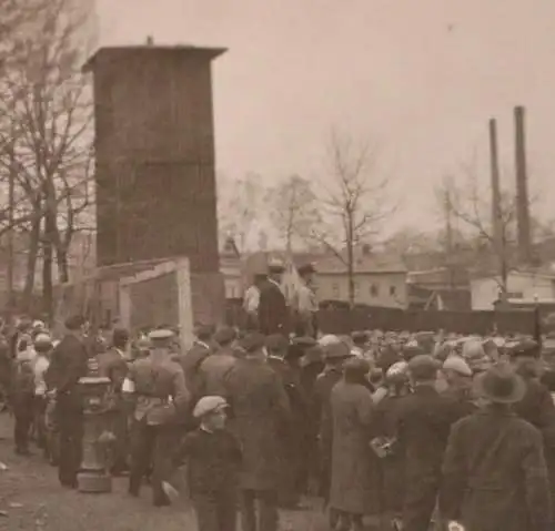 tolles altes Foto -  Veranstaltung Soldaten - Sportplatz, dahinter Fabrik Schorn