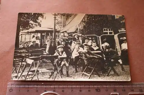 tolles altes Foto -  Kinder , Personen Reetdach Café ??  Strandkörbe - Küste