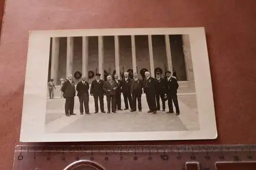 tolles altes Foto  Gruppe Männer bei der Luipold Halle - Nürnberg 30er Jahre ?