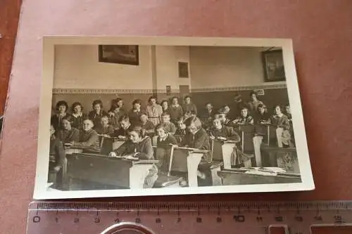 zwei tolle alte Fotos - Schulklasse  im Klassenraum - Jungs  Mädchen - 20er Jah