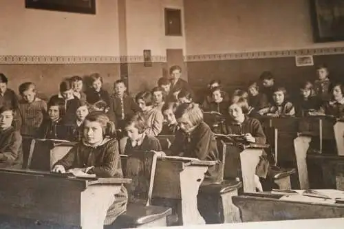 zwei tolle alte Fotos - Schulklasse  im Klassenraum - Jungs  Mädchen - 20er Jah