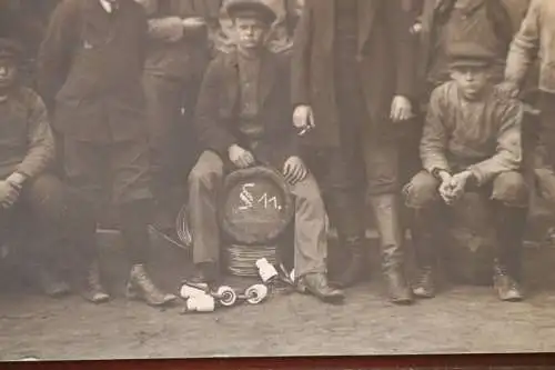tolles altes Gruppenfoto Arbeiter einer Firma für Stromverlegung ? 