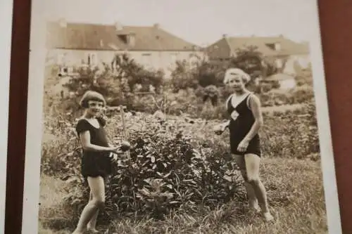 zwei tolle alte Fotos - zwei Mädchen im Kleid und Sportdress 1910-20