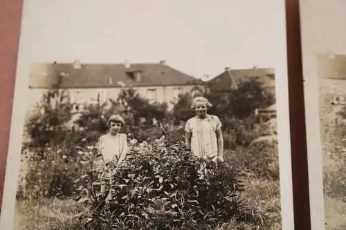 zwei tolle alte Fotos - zwei Mädchen im Kleid und Sportdress 1910-20