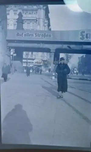 tolles altes Negativ - Frau in einer Stadt - Brücke Werbung - Auf allen Straßen