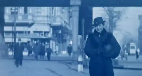 tolles altes Negativ - Frau in einer Stadt - Brücke Werbung - Auf allen Straßen