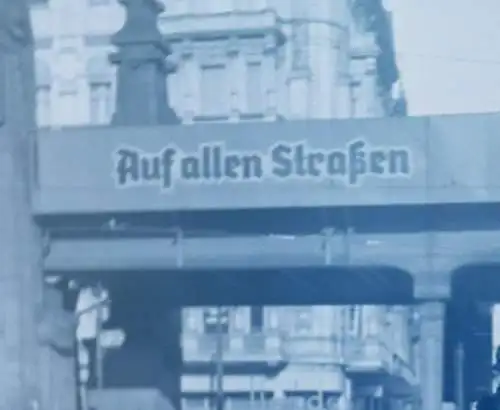 tolles altes Negativ - Frau in einer Stadt - Brücke Werbung - Auf allen Straßen