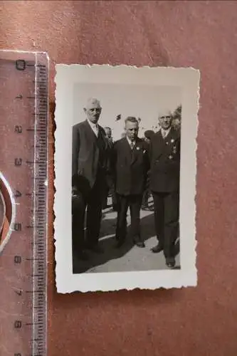 tolles altes Foto - drei Herren im Anzug mit Orden - Baltenkreuz ? EK II