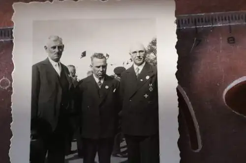 tolles altes Foto - drei Herren im Anzug mit Orden - Baltenkreuz ? EK II