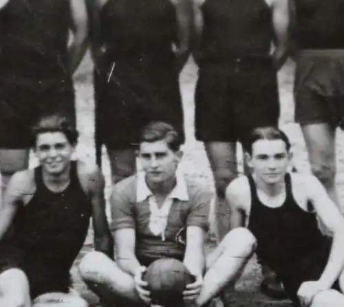 tolles altes Mannschaftsfoto - Fussball - Ort ??? 30-40er Jahre ?