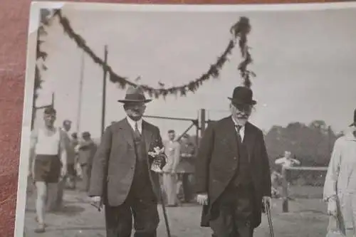 tolles altes Foto - zwei Herren im Anzug - Politker ??? Sportler Veranstaltung ?