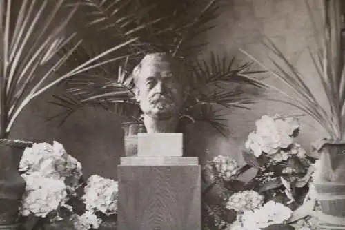 tolles altes Foto Büste eines Männerkopfes - ??  umrahmt von Blumen 