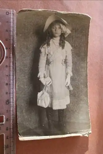 tolles altes Foto - Portait eines Mädchen mit Hut und Tasche - 1900 ??