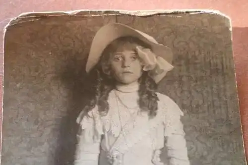 tolles altes Foto - Portait eines Mädchen mit Hut und Tasche - 1900 ??