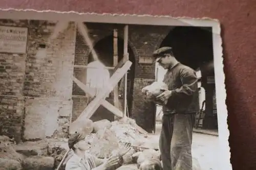 tolles altes Foto - Arbeiter bei der Arbeit Schild Schäffer & Walcker - Königsbe