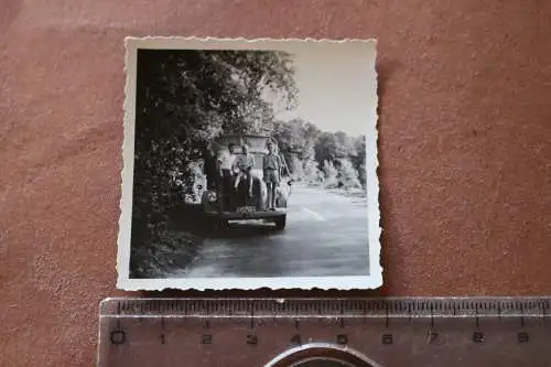 tolles altes Foto - Kinder sitzen auf Haube vom Oldtimer LKW