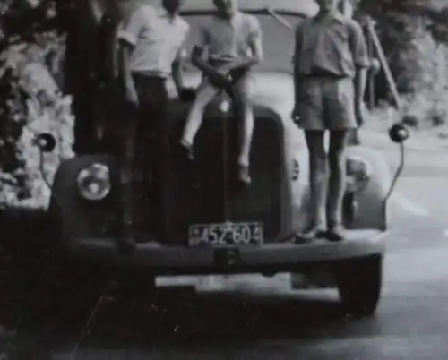 tolles altes Foto - Kinder sitzen auf Haube vom Oldtimer LKW