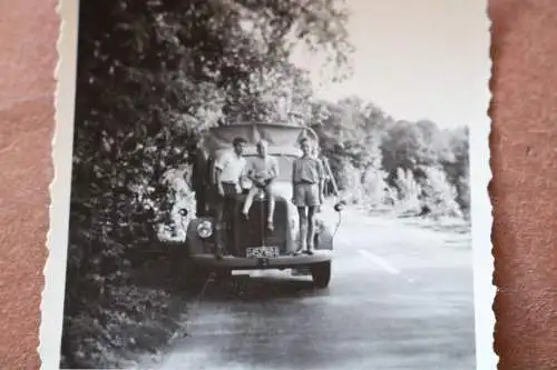 tolles altes Foto - Kinder sitzen auf Haube vom Oldtimer LKW