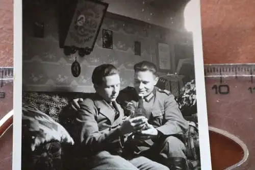 tolles altes Foto - Brüder ??? einer in Uniform mit breiter Litze Schulterklappe