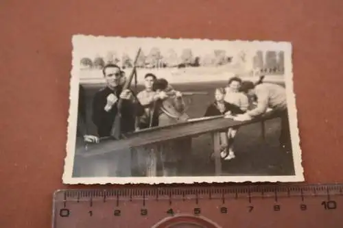 tolles altes Foto - Männer und Frauen beim Luftgewehr schiessen - 50-60er Jahre 
