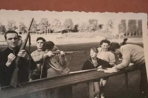 tolles altes Foto - Männer und Frauen beim Luftgewehr schiessen - 50-60er Jahre