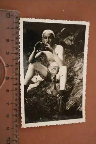 Tolles altes Foto - Junger Mann in Shorts trinkt was  30-40er Jahre ?