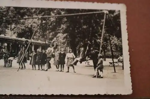 tolles altes Foto -Schulklasse Mädchenschule beim schaukeln 30-40er Jahre