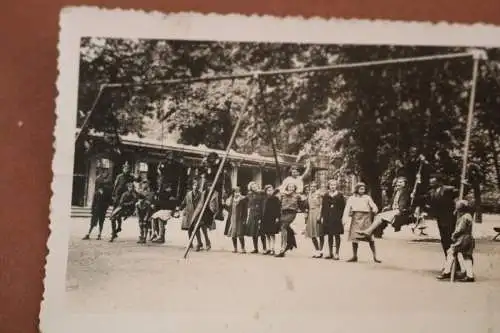 tolles altes Foto -Schulklasse Mädchenschule beim schaukeln 30-40er Jahre