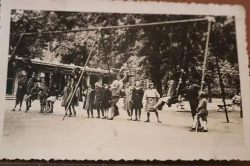 tolles altes Foto -Schulklasse Mädchenschule beim schaukeln 30-40er Jahre