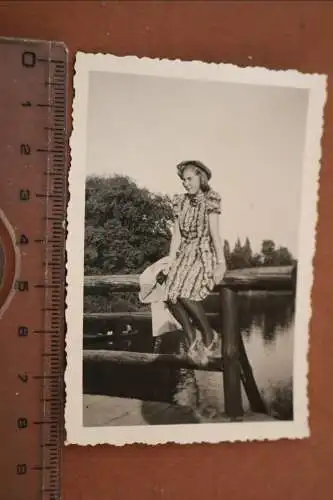 Tolles altes Foto - hübsche Frau am Brückengeländer 1942  Halle