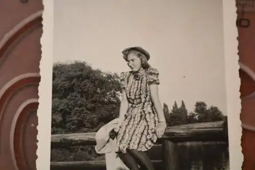 tolles altes Foto - hübsche Frau am Brückengeländer 1942  Halle 