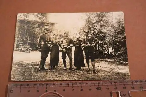 Tolles altes Foto drei Soldaten mit zwei Frauen