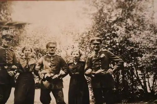 tolles altes Foto drei Soldaten mit zwei Frauen