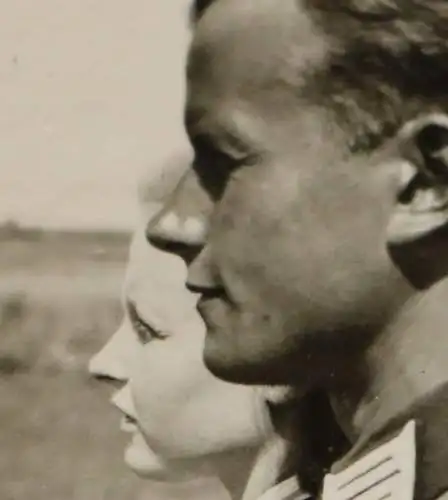 tolles altes Foto Seiten- Portrait Soldat mit Frau  